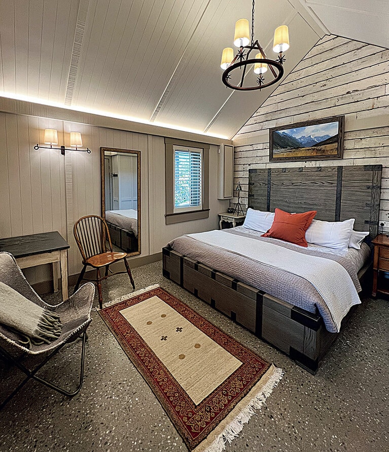 キングサイズベッドが配された広々とした客室“プレミアムシャレー”。©The Headwaters Eco Lodge
