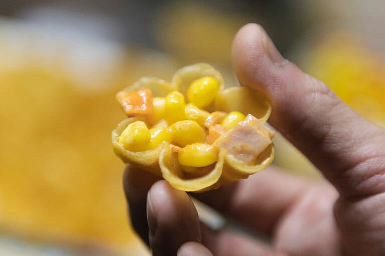 クリスピーなカップに様々な具をのせるスナック“ガトントーン” 10個80タイバーツ。