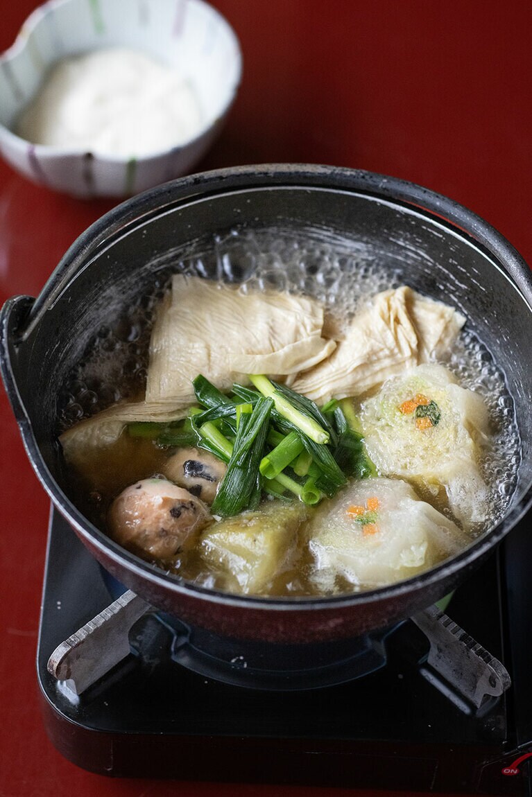 朝食の湯波は鍋仕立て。山芋のとろろを加えて味変するのも楽しい。