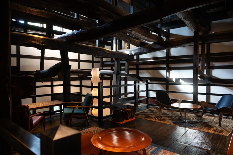 ロビーの中2階にあるラウンジ「小屋組み」。黒光りする太い梁や柱には、150年もの間豪雪に耐え続けてきた重みや凄みを感じられます。