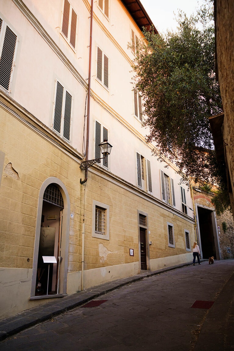 約500mにわたって続くサン・ジョルジョの坂の途中にひっそり佇む。