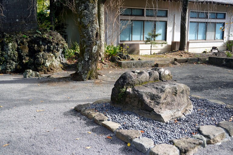 源頼朝と北条政子が腰掛け、愛を語らったといわれる腰掛石。