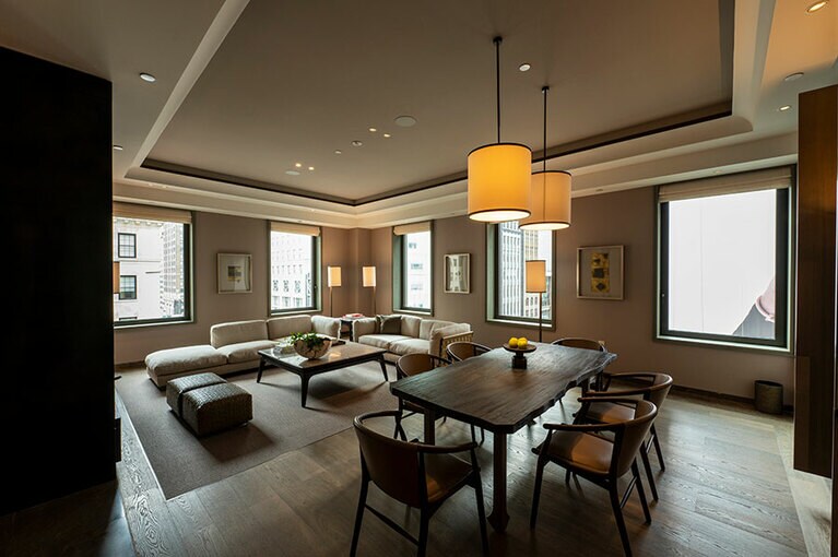 “アマンスイート”はダイニングルームを有する。