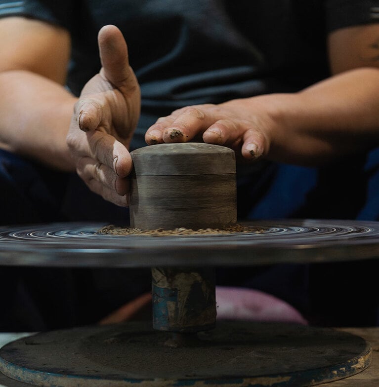 セラドン焼は、形を整えて一度素焼きした後、釉薬を塗ってもう一度焼成する。