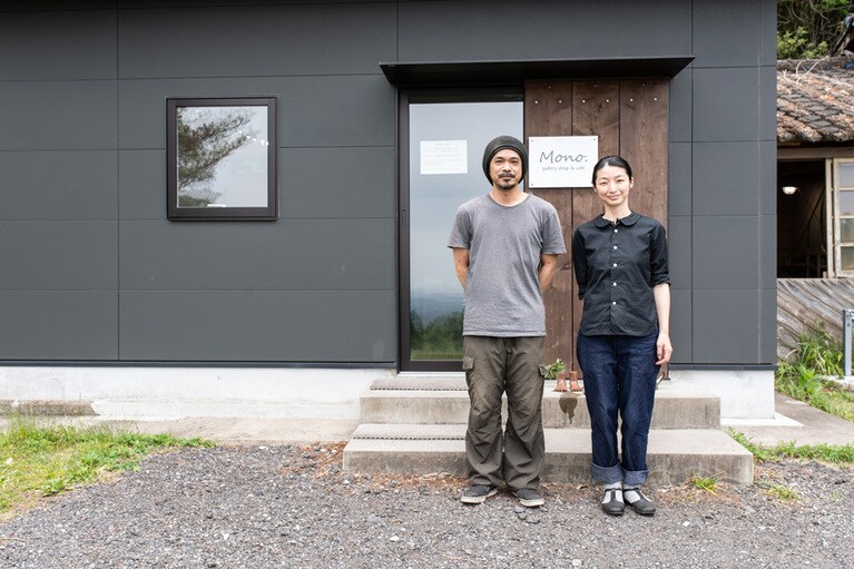 隣には、榮さんの夫・大貴さんが手がける木工ブランド「FUQUGI」の工房がある。