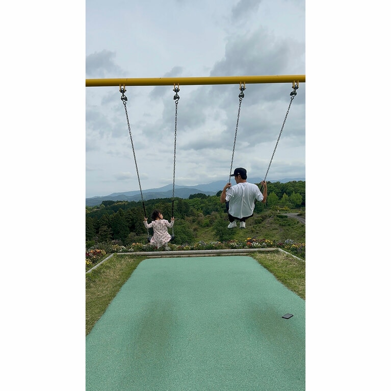 娘さんとパートナーの微笑ましい後ろ姿（本人提供）