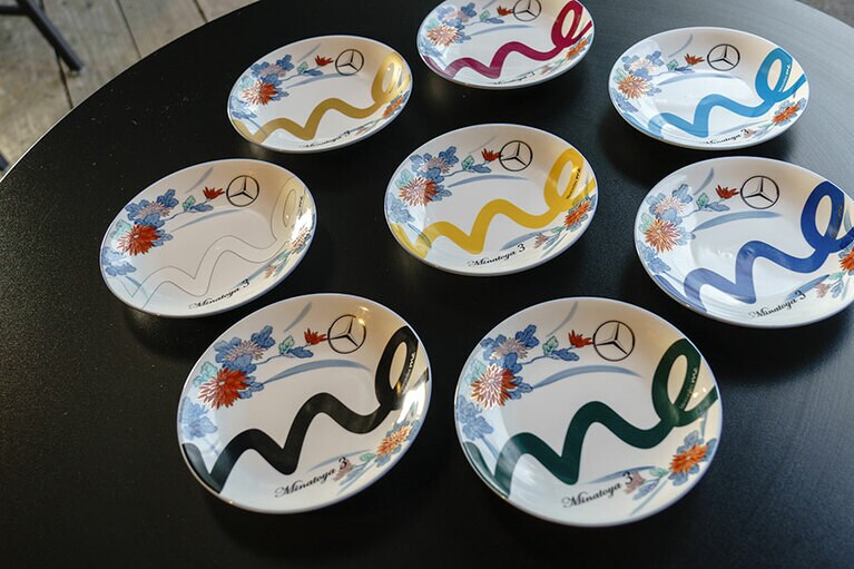肉そばが盛られている皿はメルセデスのボディカラーをあしらっている。全8種類。メタリックカラーを表現するために何度も試行錯誤を繰り返し、完成まで8か月かかったという。