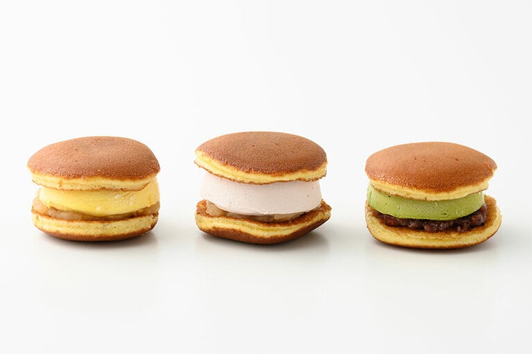 小山田の生どら 各378円(110～130g)。左から：マンゴー、イチゴ、抹茶／お菓子の小山田