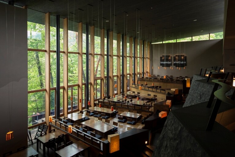 階段状に広がる空間と大きなガラス壁面が心地いい「日本料理 嘉助」。