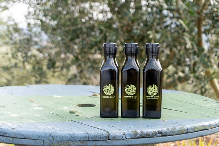 一つ一つを丁寧に手摘み収穫し、厳選した果実のみを使ったオリーブオイルは香り高く、まさに逸品。