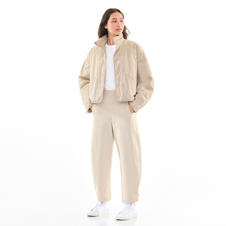 ウォーマージャケット 30 NATURAL 9,990円、クルーネックT(半袖) 00 WHITE 1,000円、ジャージーカーブガウチョパンツ 30 NATURAL 3,990円。