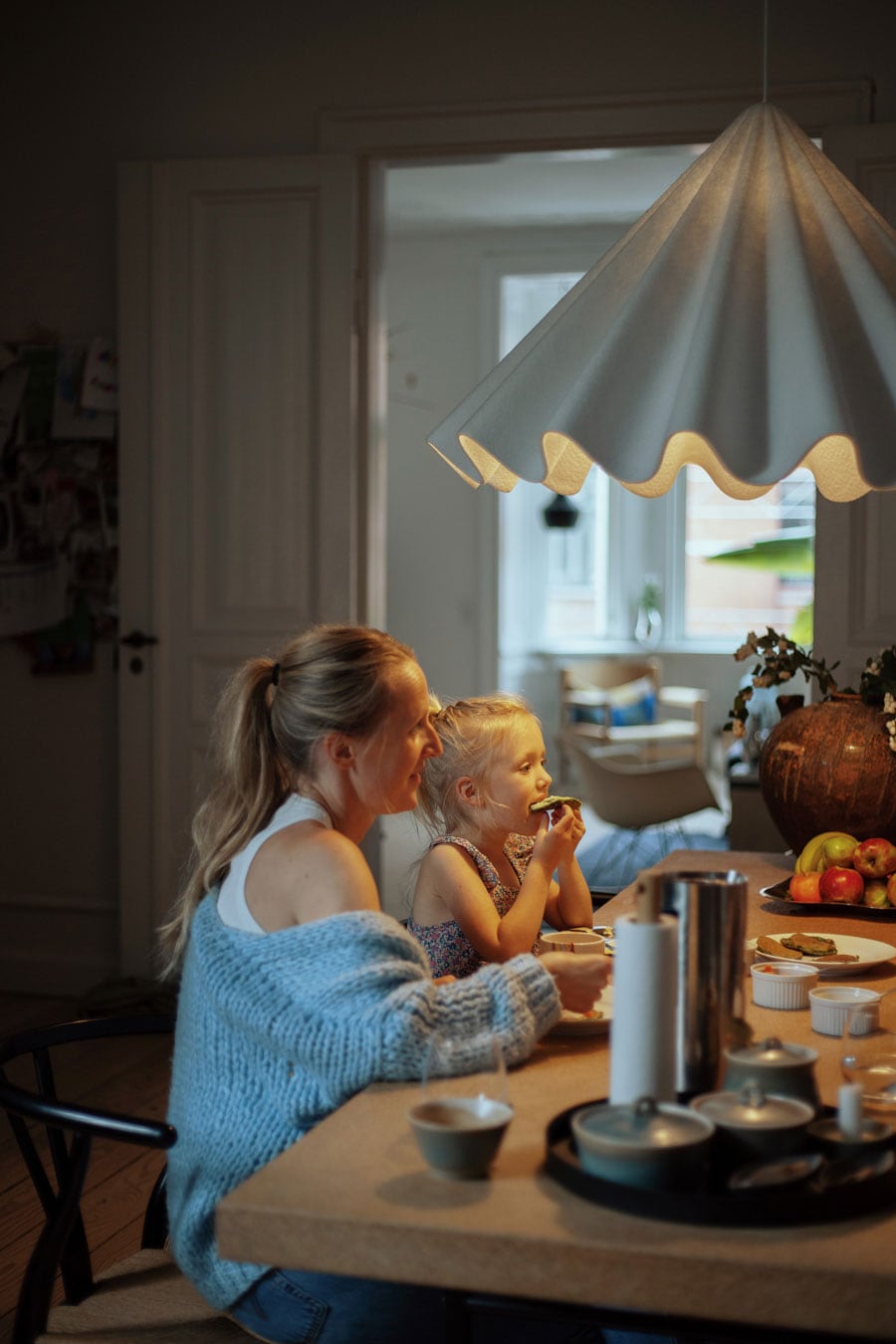 食事をしながら家族と1日のできごとを話すのが楽しみな時間（デンマーク・コペンハーゲン在住のペルニッレさん）。