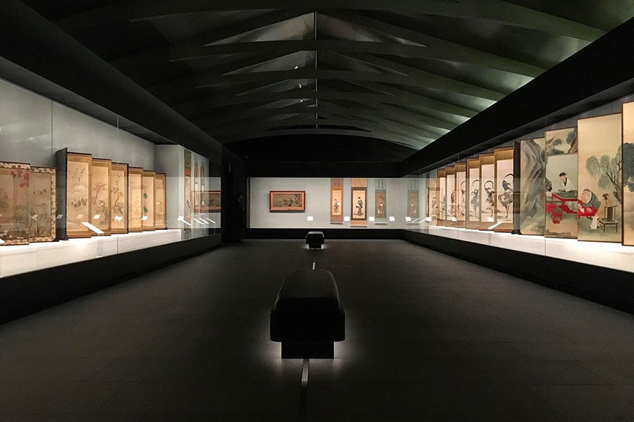 コレクションをしっかり守るという意思を込めて、展示室は「蔵」をイメージした空間に。