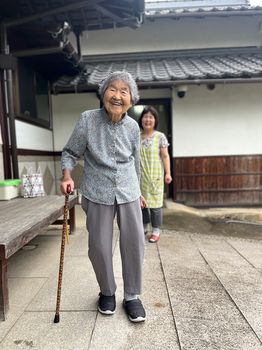 姪の弥生さんに見守られ、歩行練習に励む哲代さん。「100年も頑張ってくれた足じゃからな。ちいとガタがきとります」。