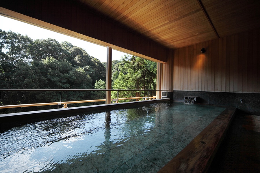 山口県内でも屈指の名宿といわれる「大谷山荘」の大浴場。