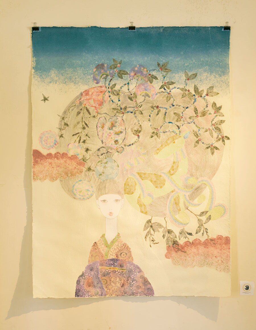 【KAORUKO「Animism inやんばる」】
森羅万象すべてのものに精霊が宿っているとする思想「アニミズム」をテーマにした作品。大きな阿波手漉き和紙に描かれた力強い絵は、観る人に強烈なインパクトを与える。