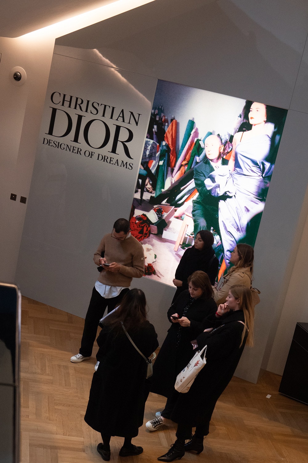 「Christian Dior: Designer of Dreams」のエントランス。