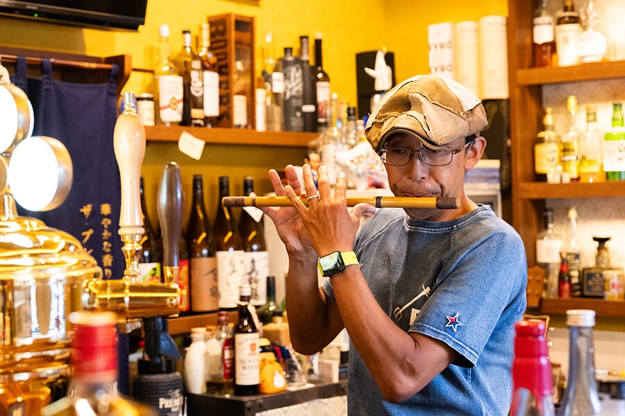 店主の岩﨑元吉士さんも笛を吹いて、音頭をとります。店内には三味線も飾られ、飛び入りや見学も大歓迎とのこと。