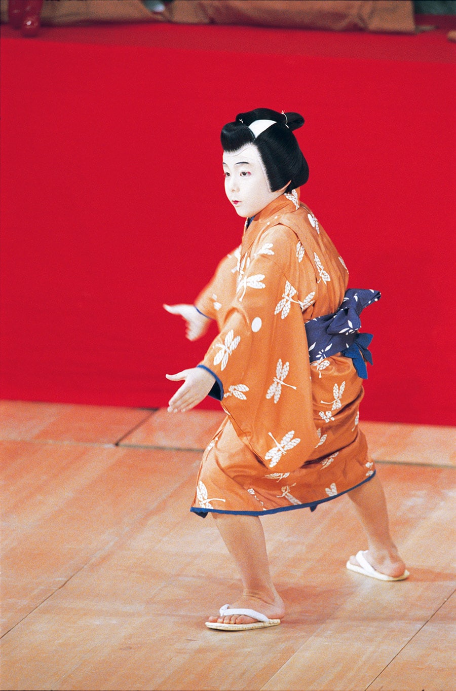 梅玉さんの部屋子となり中村梅丸を名乗った。当時9歳。2006年4月歌舞伎座『関八州繋馬・小蝶蜘』里の子 竹吉 ©松竹。