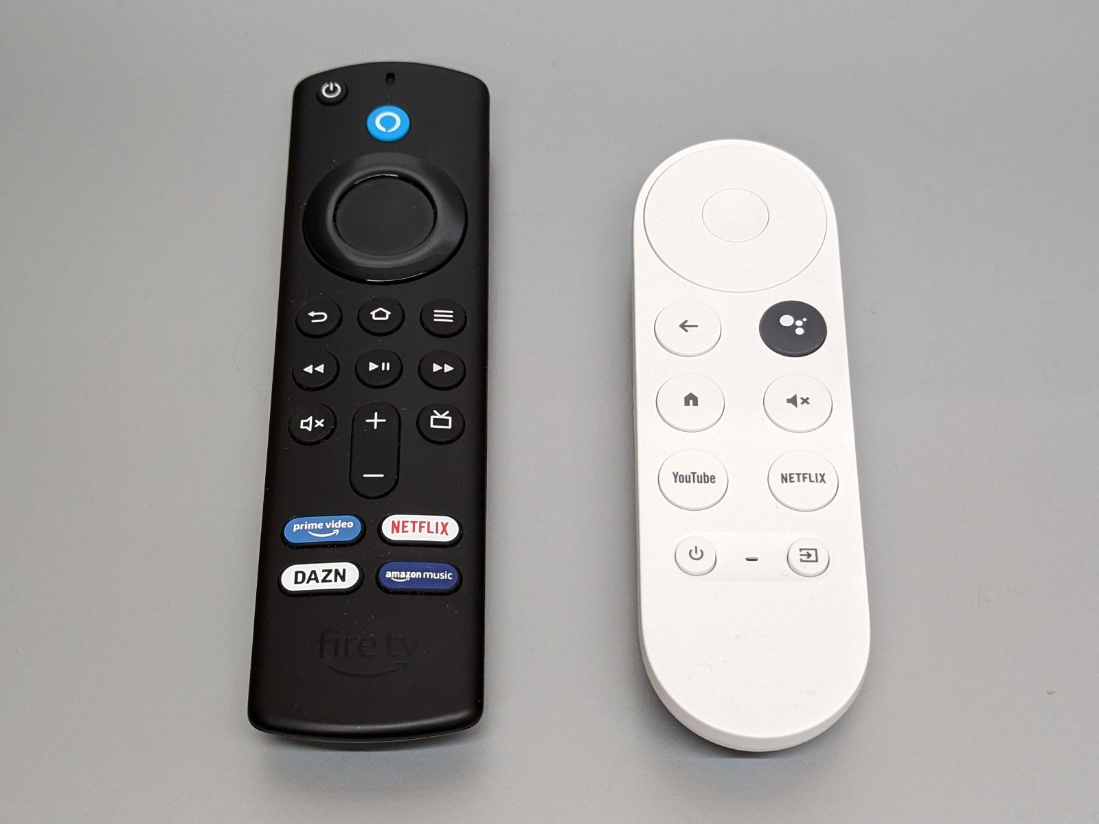 リモコンには対応サービスを直接呼び出すボタンが搭載されています。「Fire TV Stick」のリモコン（左）は4つ、「Chromecast with Google TV」のリモコン（右）は2つのボタンが見えます