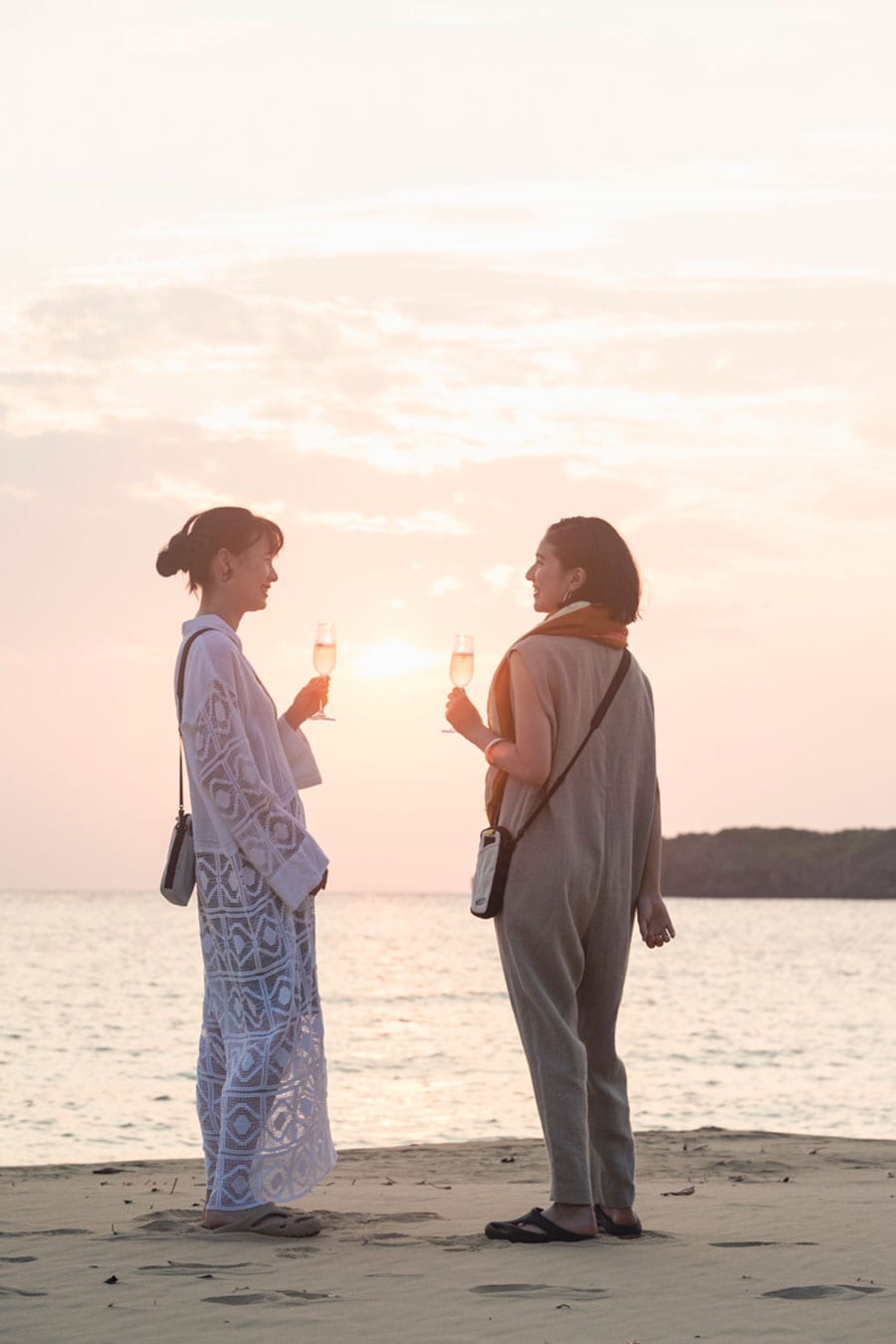 ホテルのプールの脇の小道を向けた先にある月ヶ浜。晴れた日の夕暮れ時は息を呑むほど美しい。モデル＝横田美憧、桜庭結衣