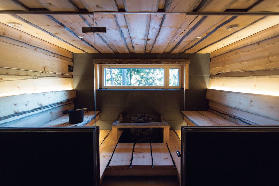 数百年前の木材を使って造られた“ヴィラ・ユハニ”のサウナ。心地良い蒸気が体を包む。©Hawkhill Cattage Risort