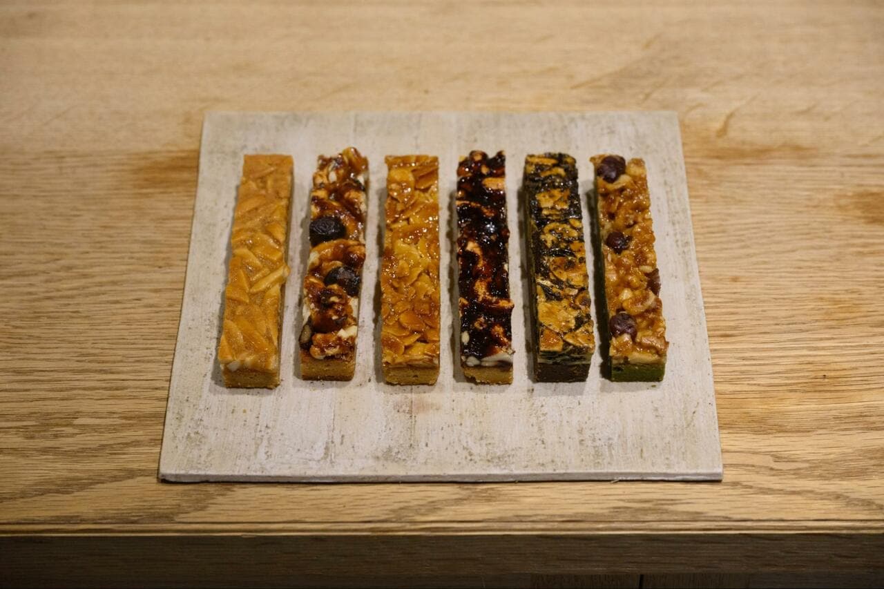 日本のフロランタン「嘉ぎ（かぎ）」。左から、きな粉とアーモンド、酒粕とカシューナッツ、生姜とアーモンド、醤油とカシューナッツ、焙じ茶とアーモンド、抹茶とクルミ。1本519円。