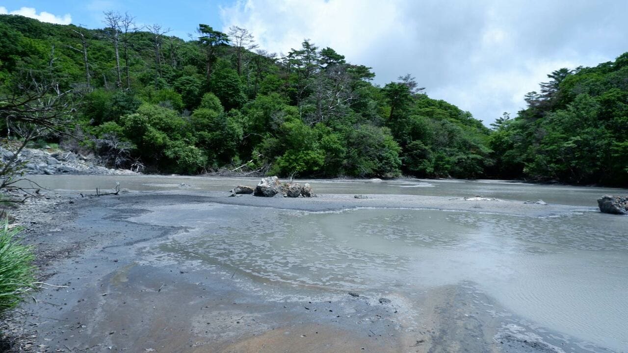 入湯に危険が伴う「湯の池地獄下の湯」
