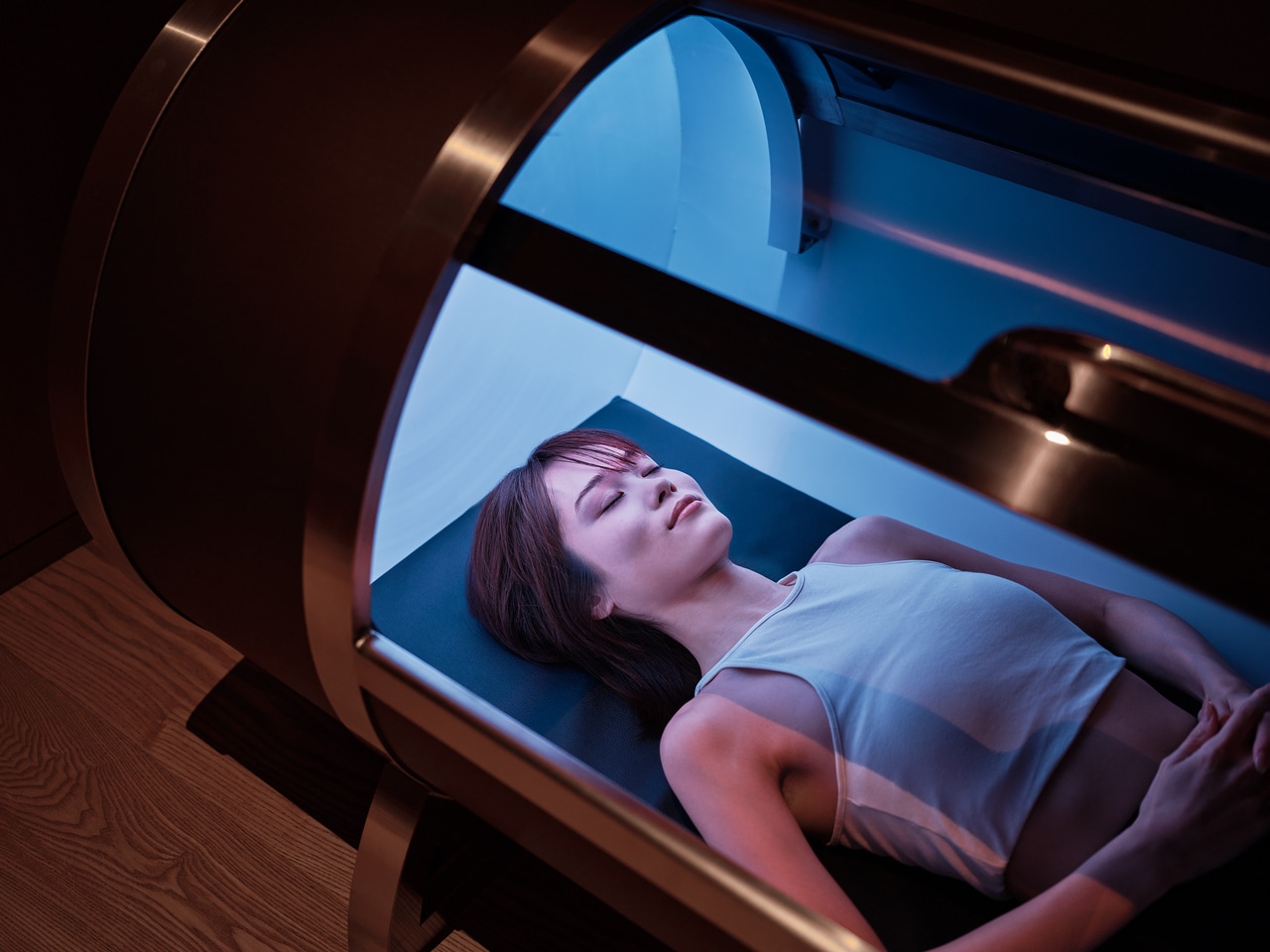 高気圧酸素＆水素セラピーのイメージ。このセラピーでは、思考を研ぎ澄ませ、睡眠の質を高めることができる。