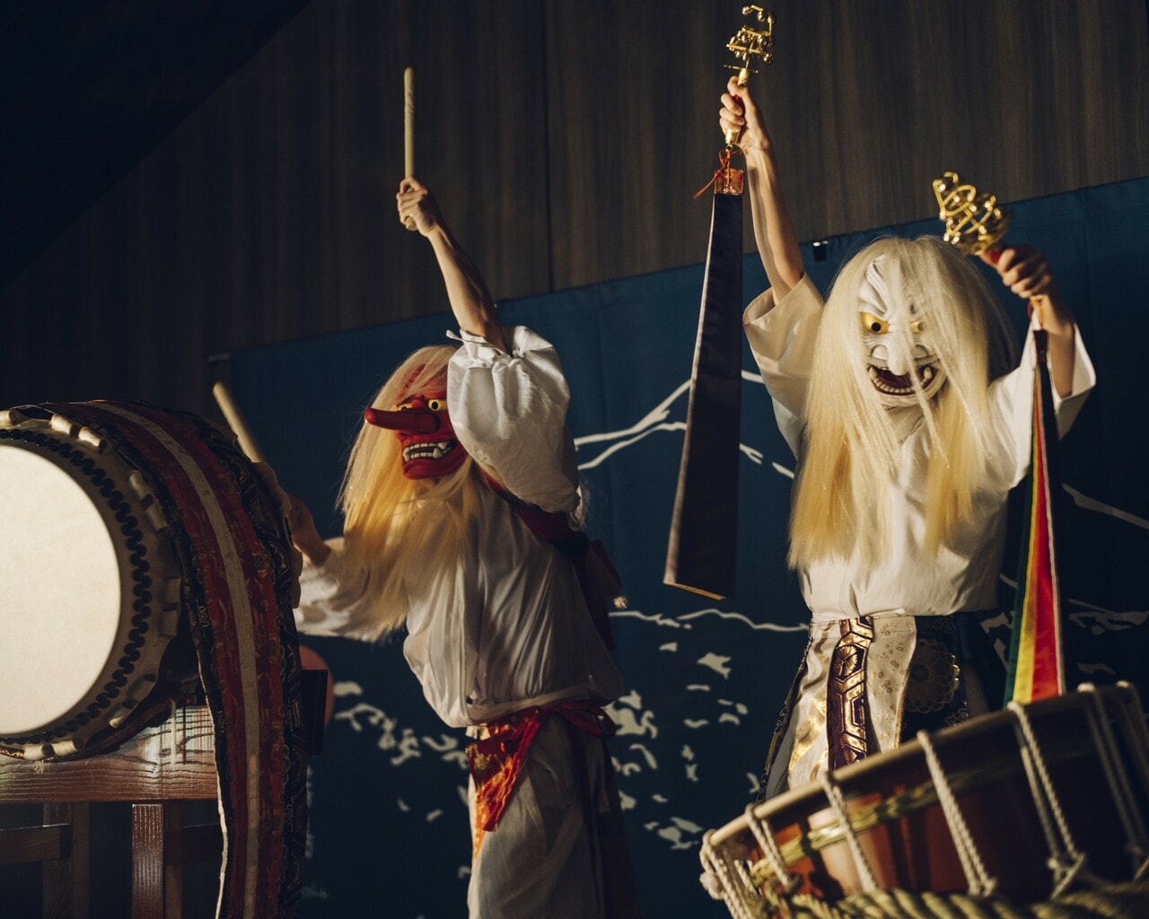 霧島に伝わる天孫降臨の神話をモチーフにしたご当地楽「天孫降臨ENBU」。躍動感溢れる舞に圧倒されます。