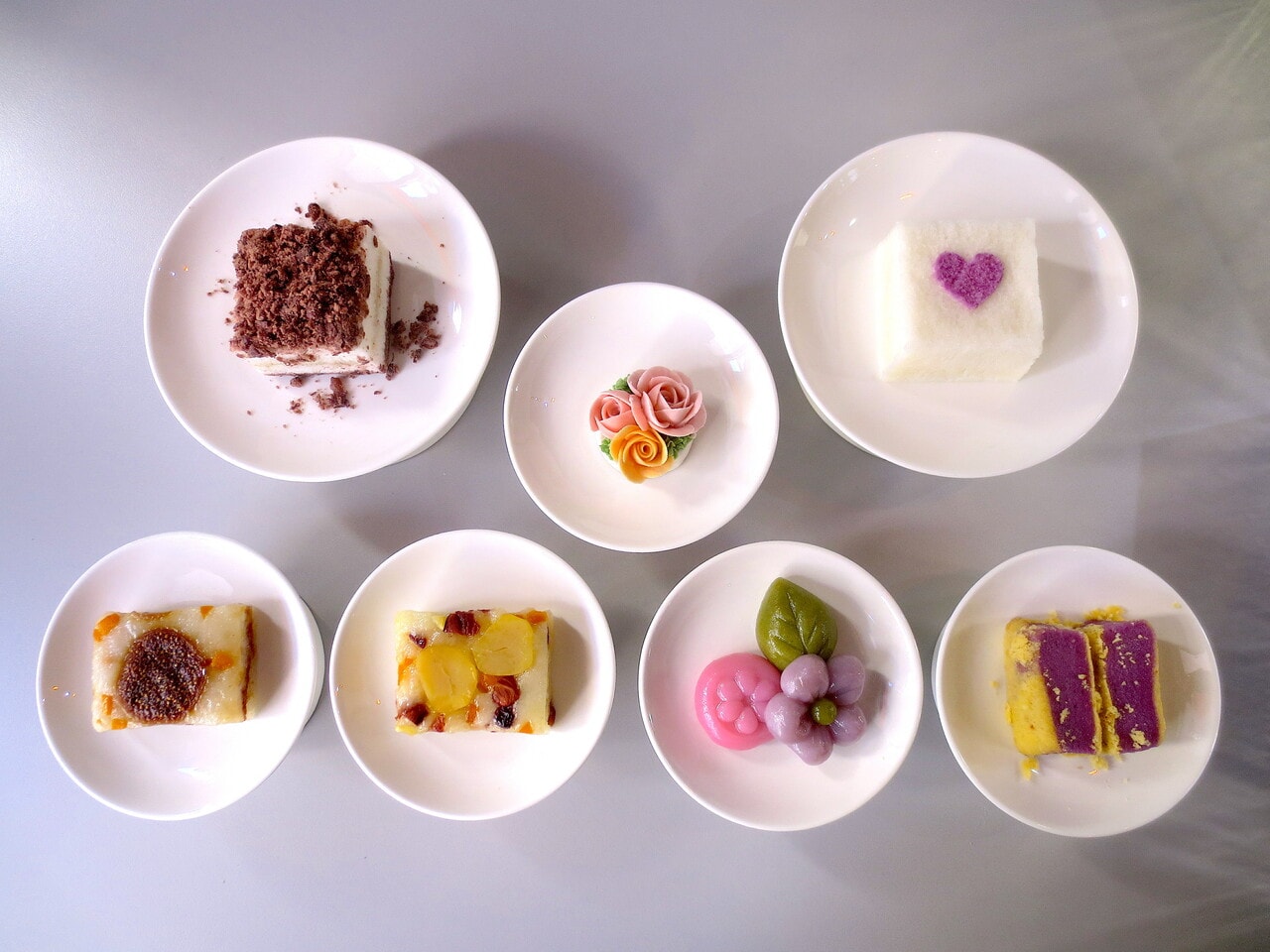 「カフェ イヤギ」の韓国餅とあんフラワー。