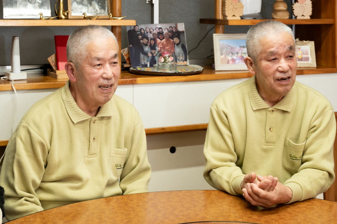 左から弟の深見孝晴さん（83）、兄の深見忠義さん（83）
