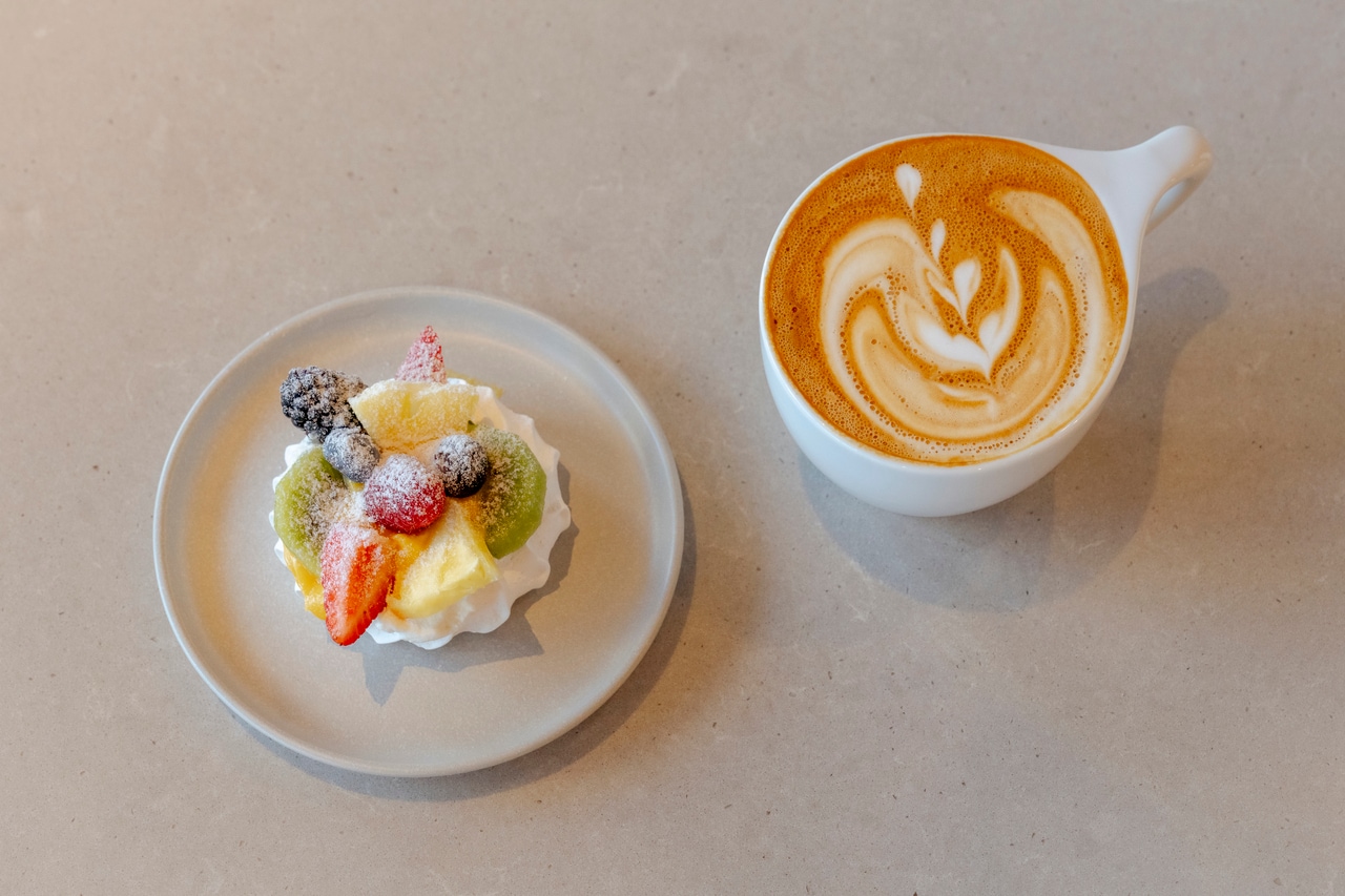 パブロバ（10ドル）とカプチーノ（6ドル）。