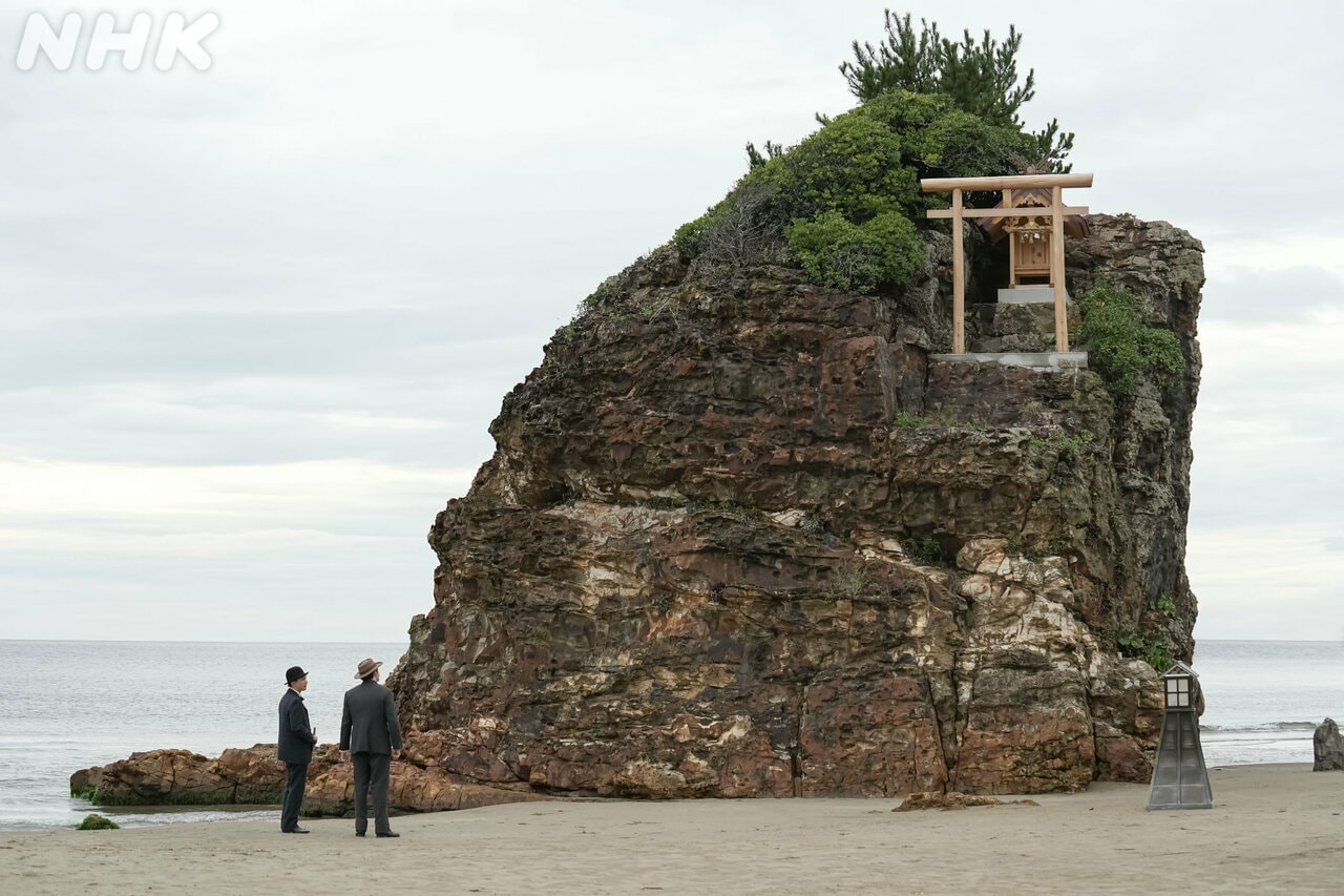 朝ドラ「ばけばけ」の場面写真。稲佐の浜を訪れたヘブンと錦織（吉沢亮）。「ばけばけ」公式Xより。