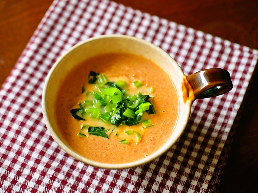 トマトクリームのレトルトスープに小松菜をちょい足し。