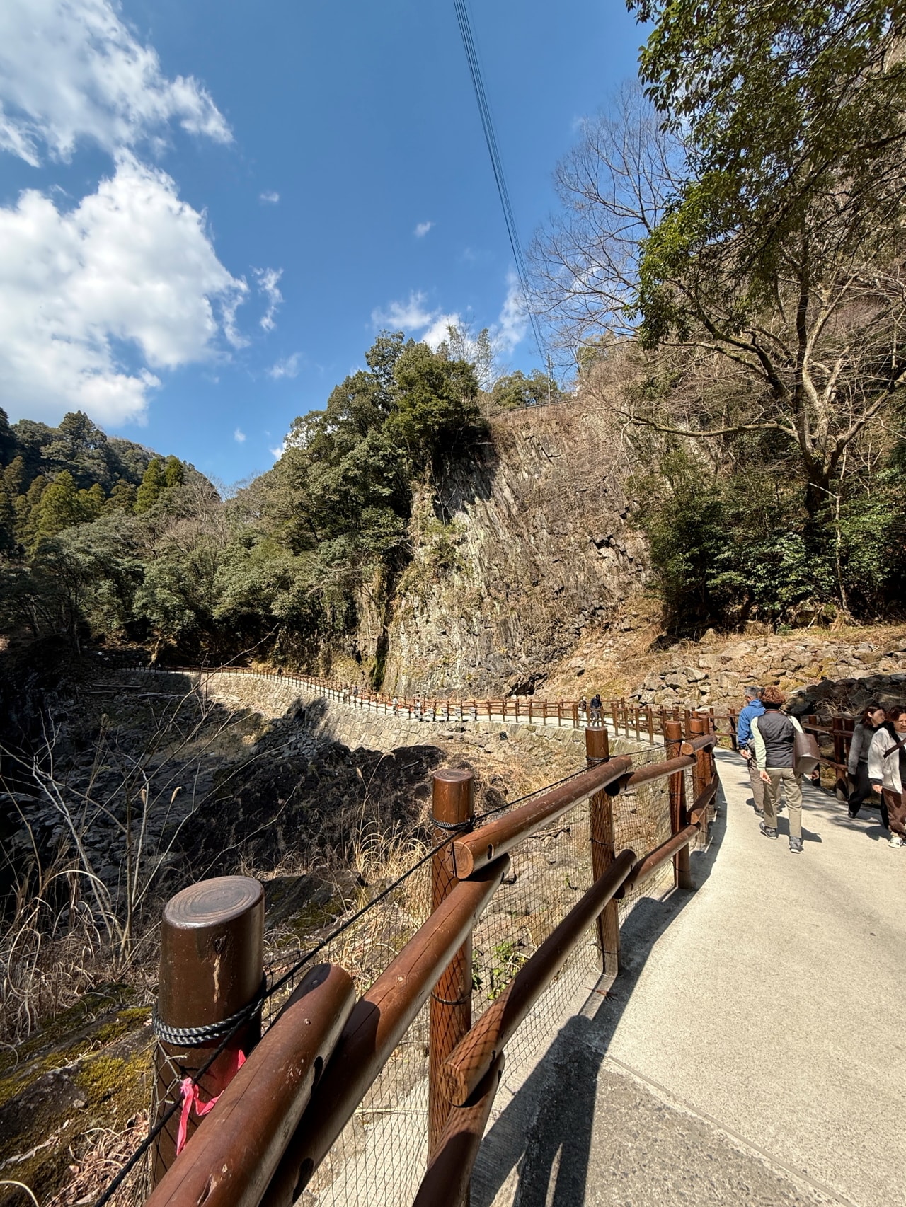 五ヶ瀬川に沿って遊歩道が整備されていて、見どころを巡ることができる。