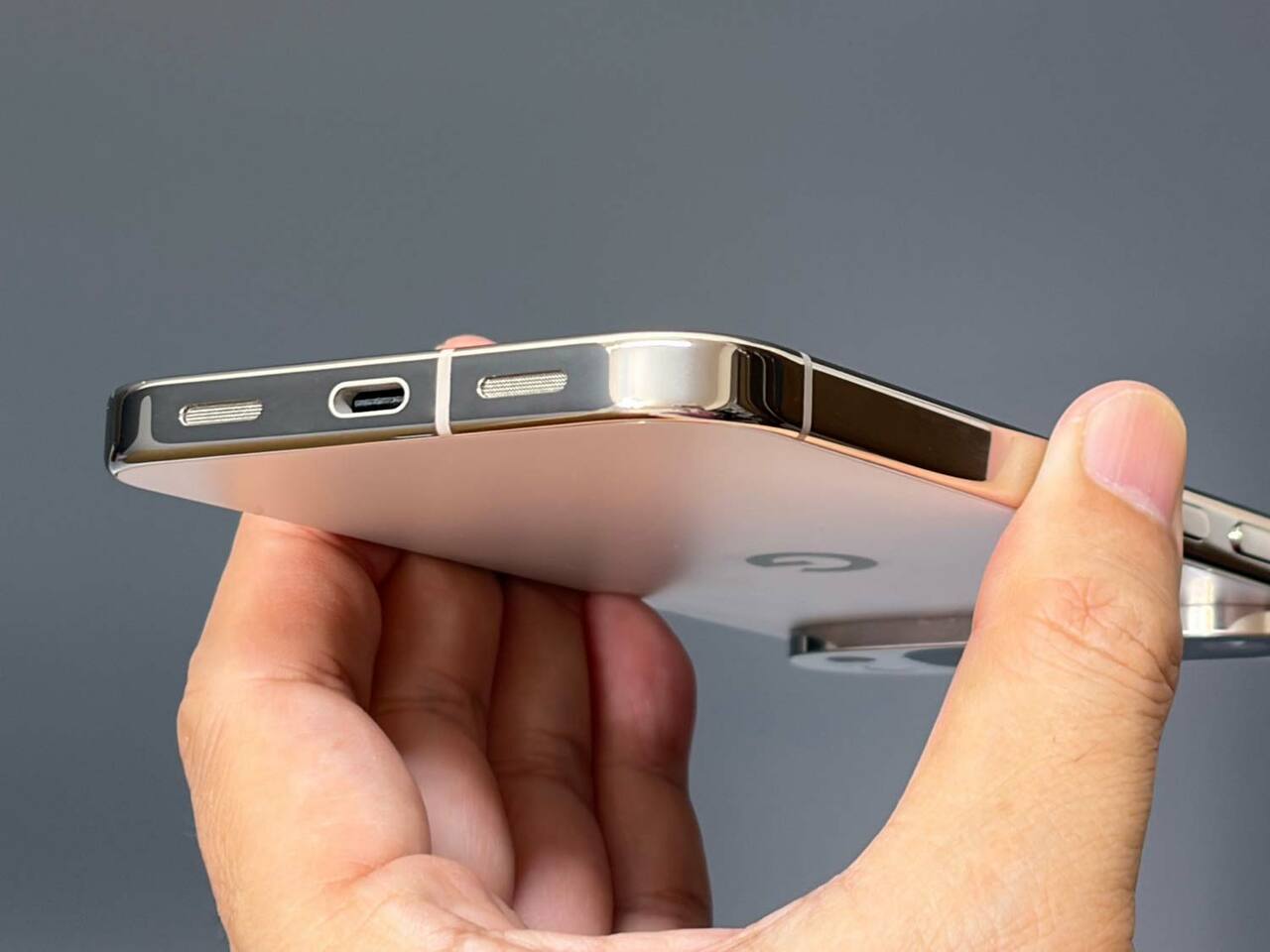 一方のPixelは従来と同じく側面が垂直にカットされたシャープなデザインで、実際の厚みよりもスリムに感じられます