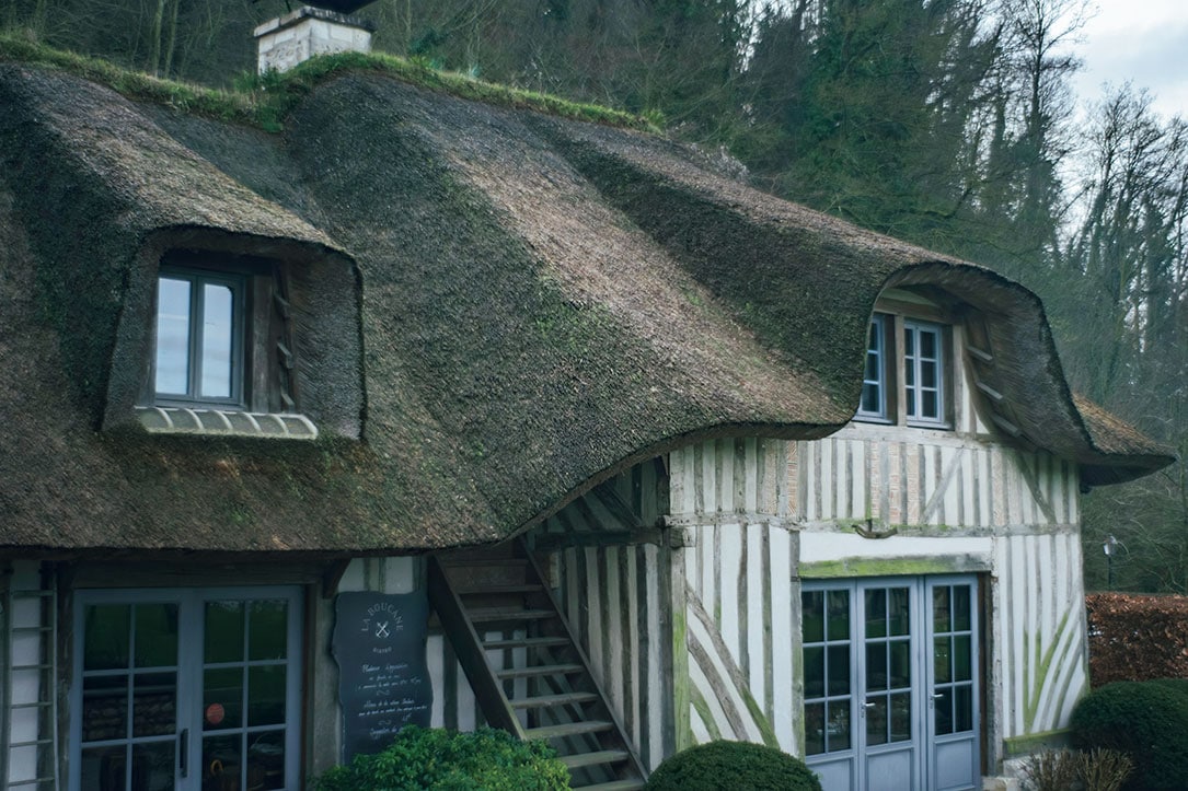 モネが描いたフェルム・サン・シメオンの茅葺き屋根の建物は現在、ビストロ「ラ・ブカーヌ」に。