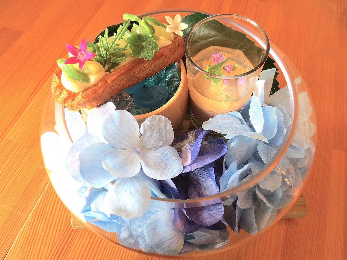 アミューズ「トマトとバジル、夏野菜のエクレア」。