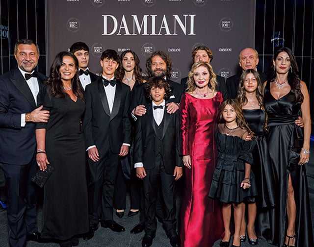 「Damiani 100×100 Italiani」展のガラディナーに勢揃いしたダミアーニ・ファミリー。そこには次世代を担う4代目たちの姿も。家族の仲の良さと団結力は彼らの自慢でもあり、大きな強みだ。そしてジュエリーの背後に創業者一族が常に見えることは顧客への信頼にも繫がる。