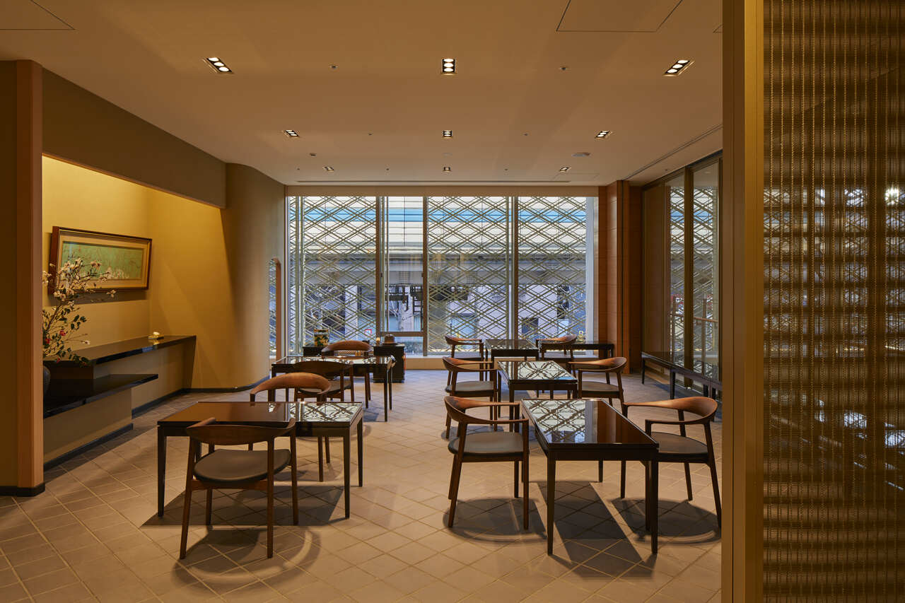 本格の立礼式茶室、季節を感じさせる床の間の設えを擁したオールデイダイニング「ティーラウンジ佳風」。