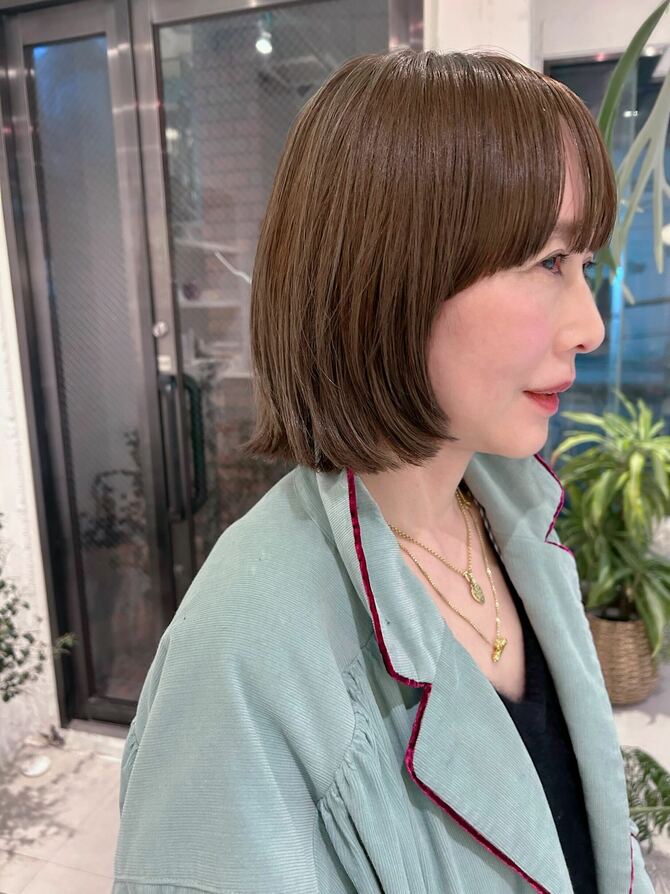 小顔効果も抜群な前上がりボブ。