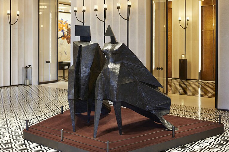 エントランスで迎えるのは、イギリスの彫刻家・リン・チャドウィック作のブロンズ像「Pair of Walking Figures – Jubilee」。