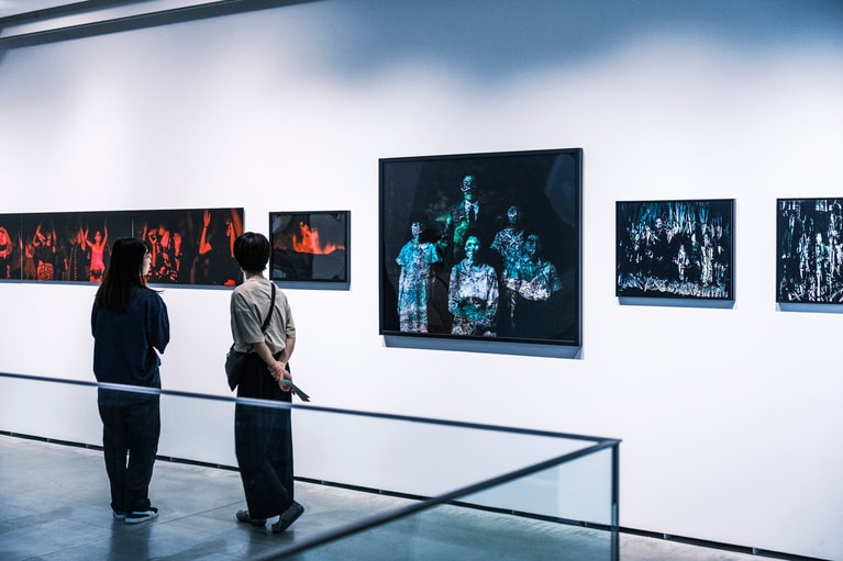 1階の途中までは無料で入場することができる。岩根 愛の作品や丹羽良徳、ハラーイル・サルキシアンなどの作品が拝観可能だ。