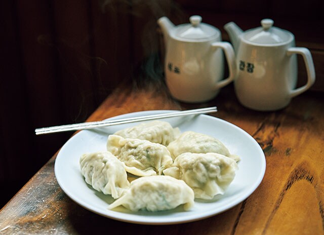 大きなサイズのマンドゥは薄めの皮で豆腐入りの肉餡を包んでいる。酢醤油で食べるのがおすすめ。W14,000。