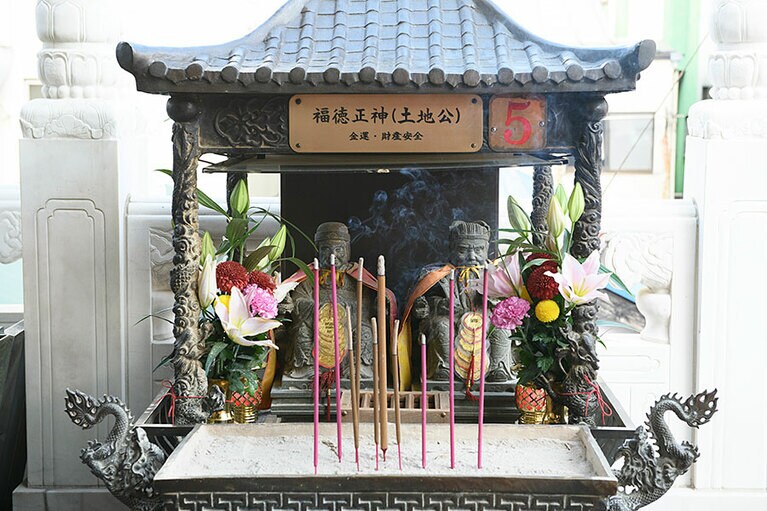 五穀豊穣・蓄財祈願の信仰にもとづく「土地の神様の香炉」には、福徳正神が祀られています。