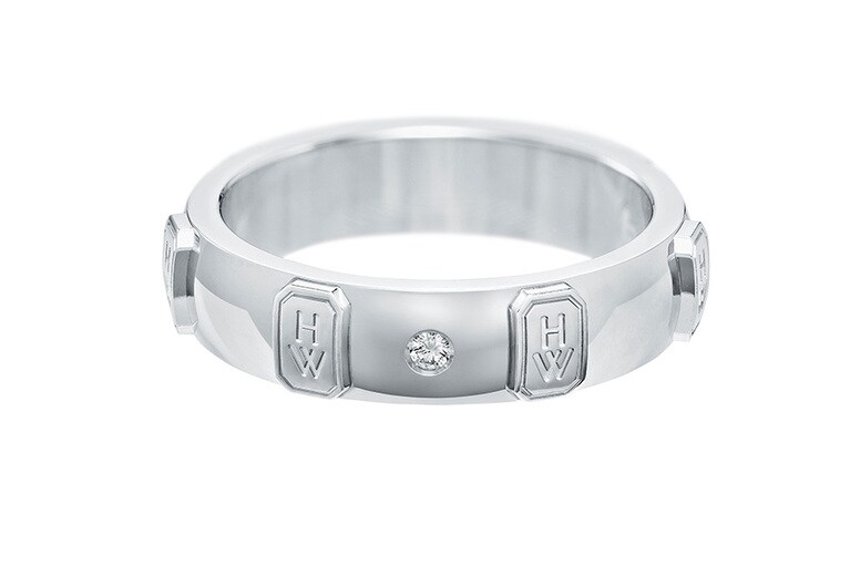 「HWロゴ・バンドリング」（WG×DIA）561,000円～／ハリー・ウィンストン（ハリー・ウィンストン クライアントインフォメーション）