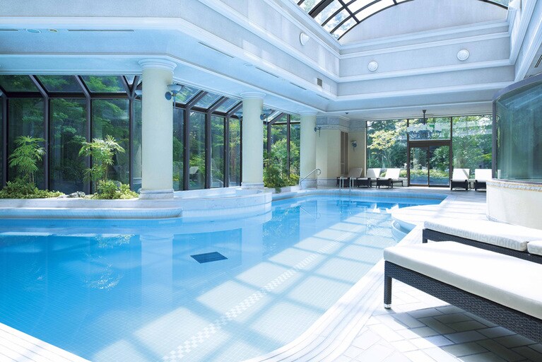 スパには、全天候型の温水プールや、伊東から直送の温泉なども。