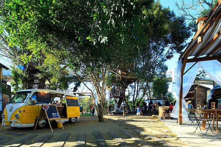 【椿森コムナ】月、水、金曜の朝は7時から営業しているので、ラジオ体操帰りの人たちがコーヒーを飲みに立ち寄ることも多いそう。休日はイベントが開かれることもあり、誰もが楽しく集える空間です。