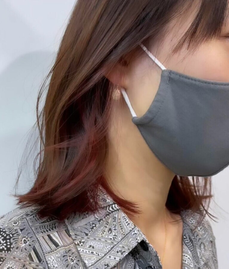 アクセサリー感覚で楽しめる、赤ピンク系インナーカラー。